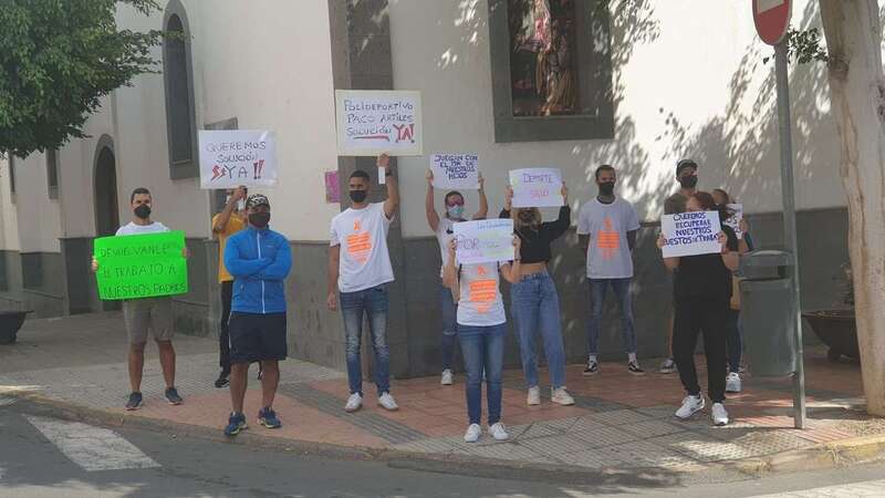 Imagen de los extrabajadores del Paco Artiles protestando en El Calero / TA